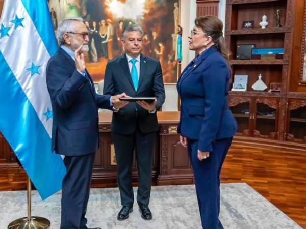 La Presidenta Xiomara Castro junto a Salvador Moncada.