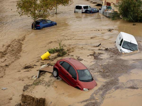 Inundaciones en España dejan 95 muertos y grandes destrozos.