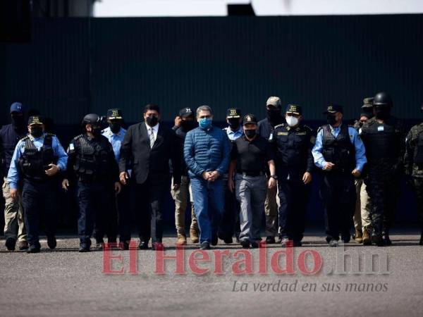 El expresidente Juan Orlando Hernández llevaba un chaleco antibalas debajo de la chumpa azul.