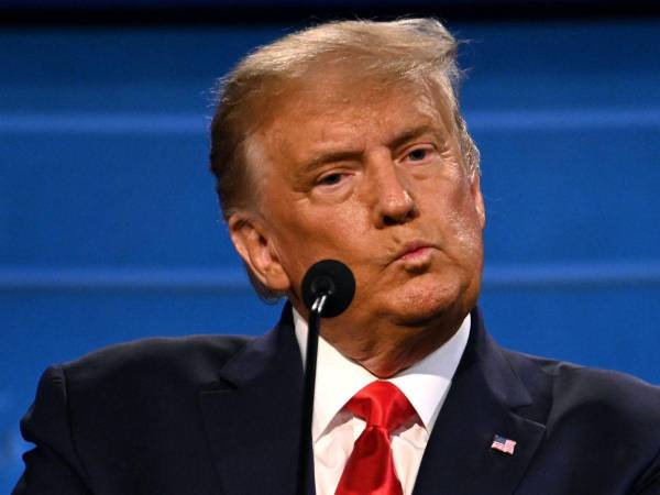 El presidente Donald Trump observa durante el debate presidencial final en la Universidad de Belmont en Nashville, Tennessee, el 22 de octubre de 2020.