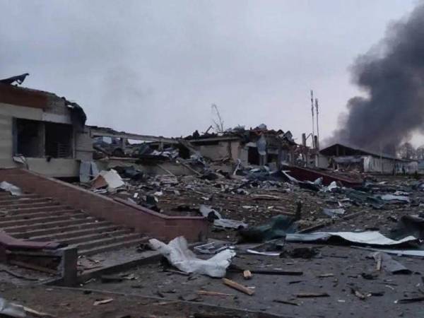 La base militar atacada está situada en Yavoriv, a unos 40 kilómetros al noroeste de Leópolis, destino de miles desplazados internos, y a unos 20 kilómetros de la frontera con Polonia, país miembro de la OTAN.