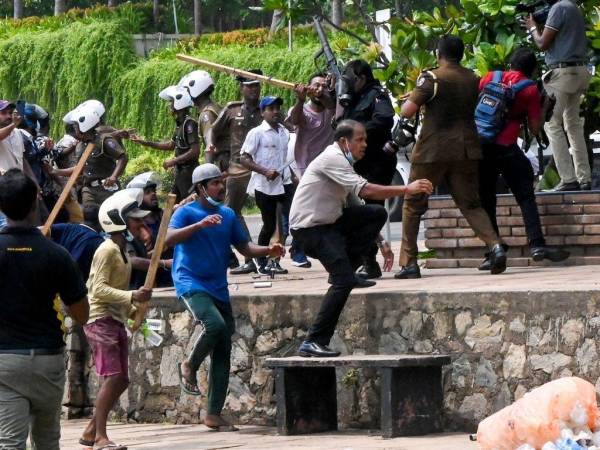 Los manifestantes se pelean con la policía frente a la oficina del presidente en Colombo el 9 de mayo de 2022.