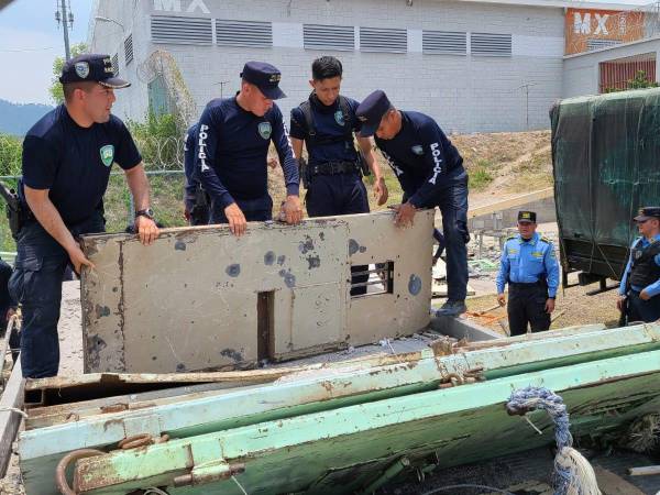 Varias puertas eran usadas como barricadas y tras ocultarse detrás de ellas los reclusos disparaban contra los agentes penitenciarios, según el reporte.