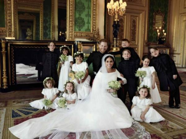 Esta foto de Meghan y Harry junto a los pequeños que forman el cortejo ha encantado a muchos. Foto: AFP /THE DUKE AND DUCHESS OF SUSSEX/ ALEXI LUBOMIRSKI