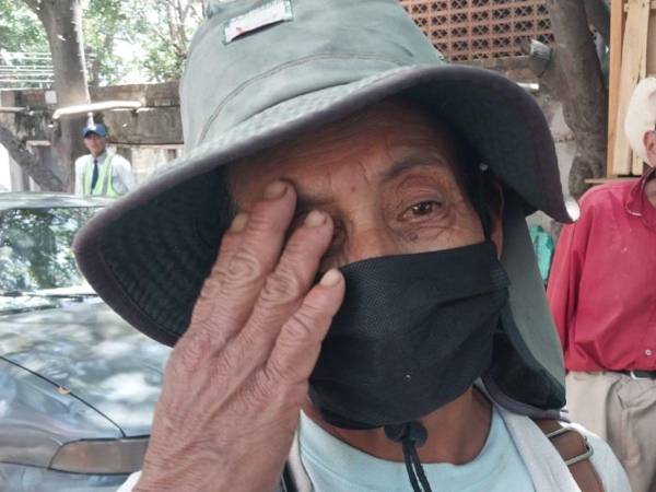 Los padres del fallecido permanecen en las afueras de la morgue; esperan su cadáver.