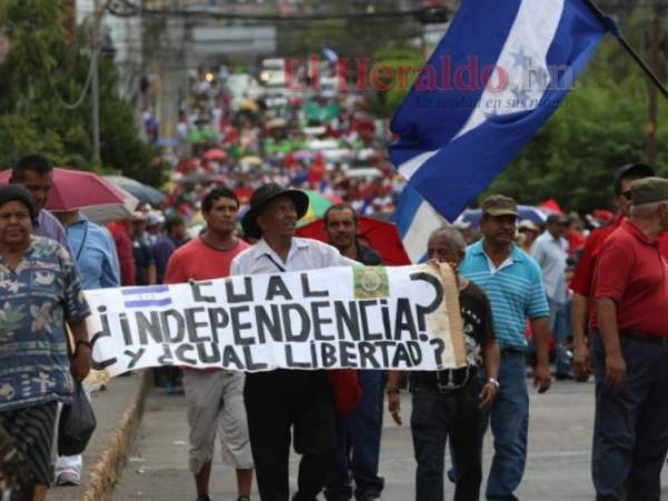 La marcha inició en el bulevar Morazán y se dirige al centro de la capital. Foto: Alex Pérez/ EL HERALDO.