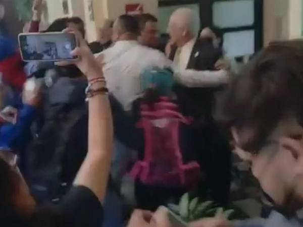 Grupo de estudiantes agrede y expulsa al rector de la UNAH de reunión de la JDU