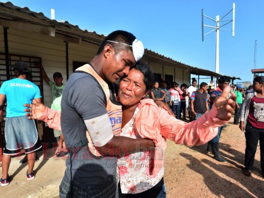 Dos parientes de una de las víctimas del accidente de barco llora desconsoladamente en la Base Naval de Catarasca, Puerto Lempira, departamento de Gracias a Dios. Foto: Orlando Sierra/Agencia AFP.