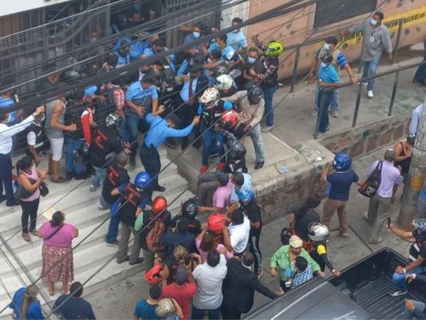 Momento en que Fabricio Sandoval abandona las instalaciones de la Secretaría de Salud con ayuda de la Policía Nacional.