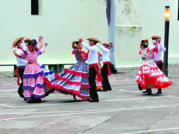 El lunes en Comayagua hicieron actos cívicos en la plaza San Francisco.