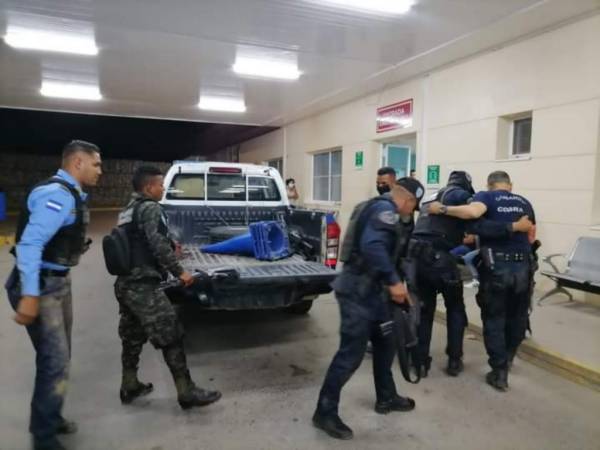 La Policía Nacional llegó a la zona y se formó un enfrentamiento, por lo que un uniformado salió herido.