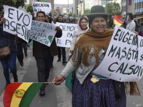 Los partidarios del expresidente Evo Morales pasan por una zanja excavada para evitar que los vehÃ­culos pasen por la carretera que conduce a la planta 'Yacimientos PetrolÃ­feros Fiscales Bolivianos' en El Alto, Bolivia, el domingo 17 de noviembre de 2019. (AP Foto/Natacha Pisarenko)