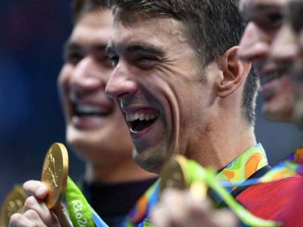 Michael Phelps posa con una de sus medallas de los Juegos de Rio-2016.