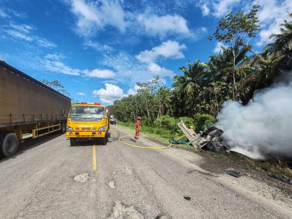 Miembros del Cuerpo de Bomberos llegaron para apagar las llamas que estaban consumiendo la rastra después de colisionar con un camión cargado de productos de abarrotería en la carretera CA-13.