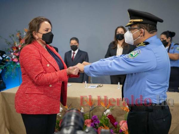 Momento en que la mandataria recibía el bastón de mando del ente de seguridad.