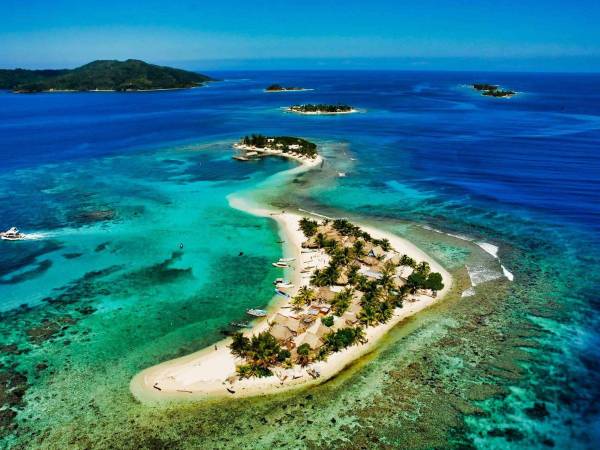 Cayos Cochinos tiene el segundo arrecife de coral más largo del mundo, después del que esta ubicado en Australia.