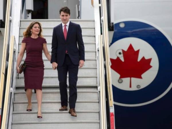 El primer ministro de Canadá, Justin Trudeau, a la derecha, y la primera dama Sophie Gregoire saludan su llegada al aeropuerto internacional Ministro Pistarini para la Cumbre del G-20 en Buenos Aires, Argentina, el jueves 29 de noviembre de 2018.