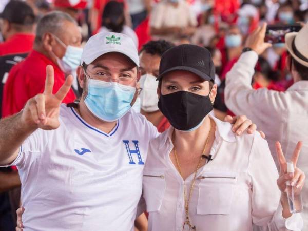 Jorge Cálix y Beatriz Valle, presidente y secretaria respectivamente, de una de las juntas directivas juramentadas paralelamente en el Congreso.