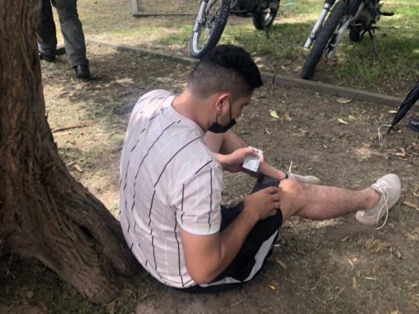 El connacional identificado como Joel Eduardo Padilla Flores (25) se armó de valor al ver la escena de violencia en plena vía pública y con un palo en mano intervino para que el hombre dejara de atacar a su expareja con un cuchillo.