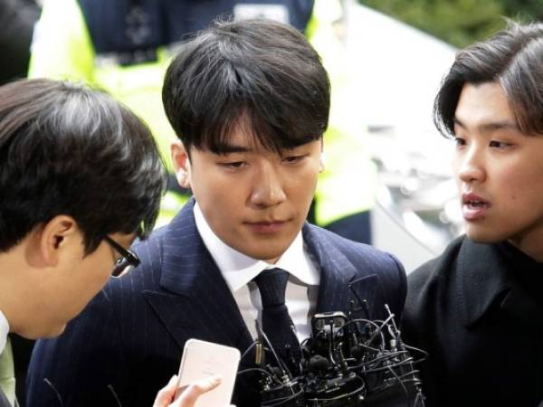 En esta fotografía de archivo del 14 de marzo de 2019, Seungri, centro, miembro de la popular banda de K-pop Big Bang llega a la Agencia de la Policía Metropolitana de Seúl en Seúl, Corea del Sur.