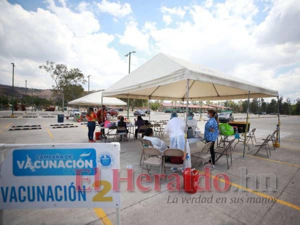 El punto de vacunación de Parada Marte recibe poca afluencia de personas.