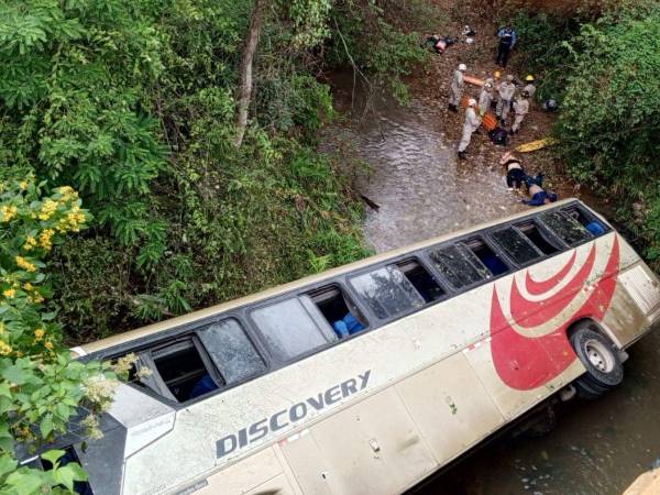 El bus cayó a una hondonada luego de que una rastra le quitara el derecho de vía.