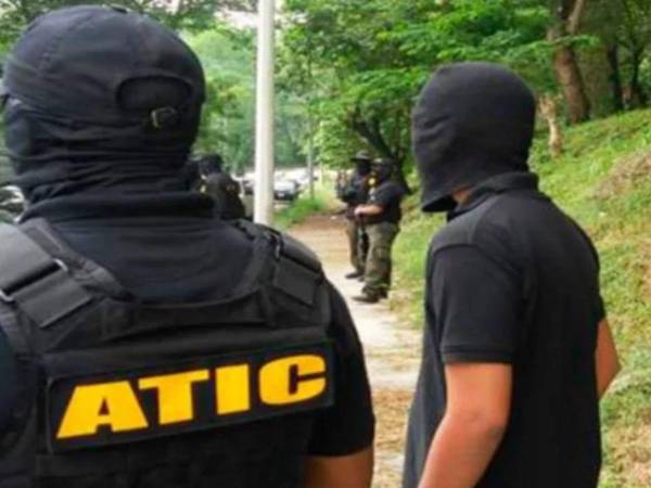 Imagen de referencia de agentes de la Atic durante un allanamiento.