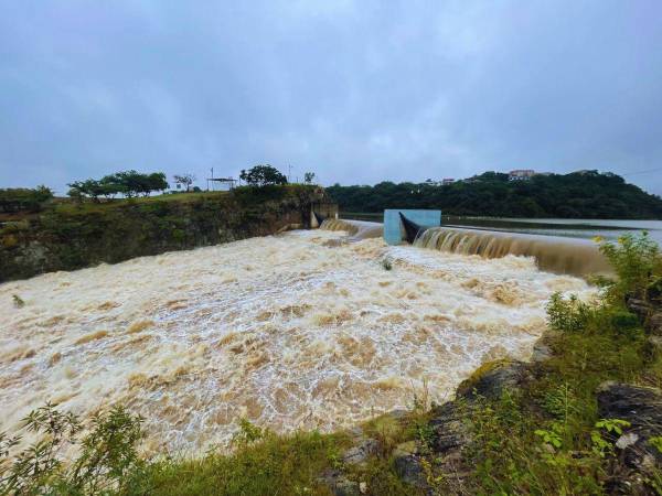 El nivel del agua en la represa Los Laureles ya pasó la cortina inflable, por lo que se espera crecida en el afluente en la parte baja.