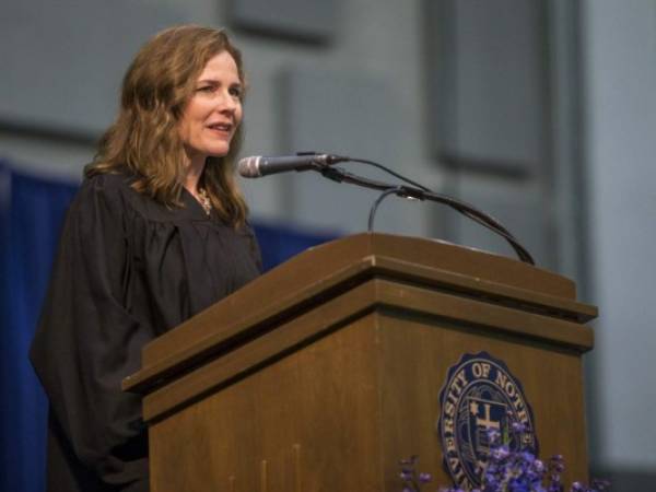 ARCHIVO - En esta foto del 9 de mayo del 2018, la jueza federal Amy Coney Barrett habla en la ceremonia de graduaciÃ³n en la escuela de derecho de la Universidad de Notre Dame en South Bend, Indiana. (Robert Franklin/South Bend Tribune vÃ­a AP)