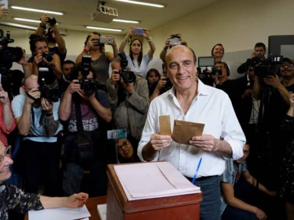 Daniel Martínez, candidato presidencial del Frente Amplio, vota en Montevideo, Uruguay, el domingo 27 de octubre de 2019.