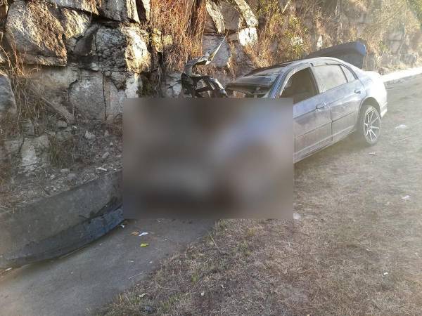 En el lugar del accidente se podía apreciar el automotor con toda la parte frontal doblada y el parabrisas destrozado.