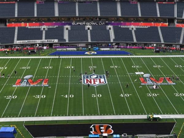 Los trabajadores preparan el campo un día antes del Super Bowl LVI entre Los Angeles Rams y Cincinatti Bengals en el So-Fi Stadium en Inglewood, California.