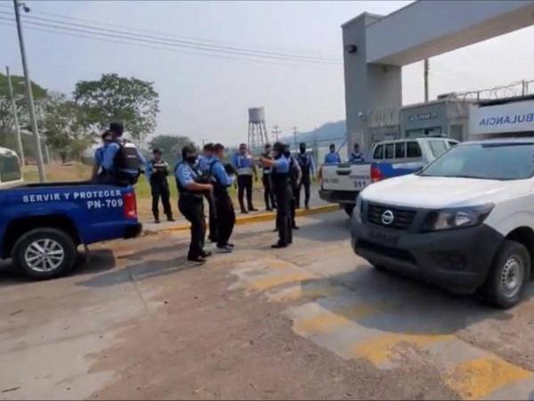 Agentes de la Policía Nacional se desplazaron a los centros penales y tomaron el control para evitar que continuara el enfrentamiento entre los privados de libertad.