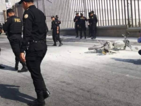 La turba molesta optó por terminar incinerando la motocicleta de los presuntos sicarios. Foto cortesía BioBoChile