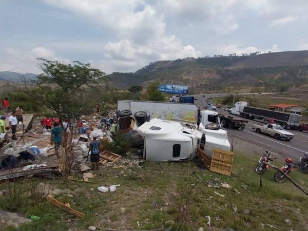 La rastra llevaba en su interior diferentes productos agrícolas que quedaron esparcidos sobre el lugar del accidente.