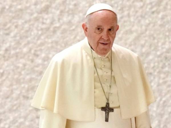 El papa ha aprobado nuevas normas para tratar que los obispos deban rendir cuentas por el encubrimiento de abusos, en respuesta a las décadas de quejas de las víctimas y sus defensores de que el Vaticano vuelve la espalda a los obispos que no protegen a su grey. Foto: AP