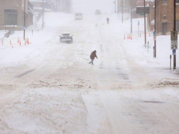 El viernes se esperaba que varios centímetros de nieve arroparan Iowa, y el Servicio Meteorológico Nacional (SMN) advirtió de condiciones peligrosas en las carreteras.