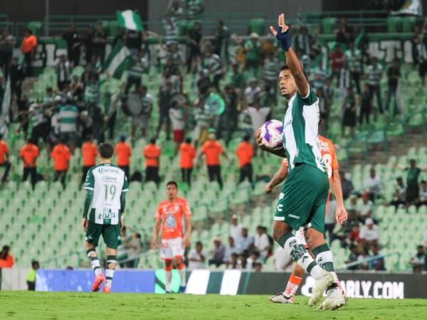 Lozano celebrando su tercera anotación con el Santos.