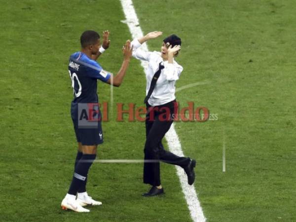 Una de los participantes se desplazó al frente francés Kylian Mbappé en la final entre Francia y Croacia. Foto:AP