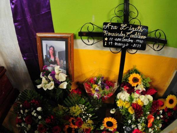 En el centro comunal de Zambrano, Francisco Morazán, velaron los restos de Ana Lizeth Hernández, la mujer hondureña de 32 años que apareció muerta en su vivienda localizada en la colonia Villa Foresta de la capital. Sus familiares, entre dolor y sed de justicia, aseguran que la mató su pareja sentimental, un miembro de las Fuerzas Armadas de Honduras.