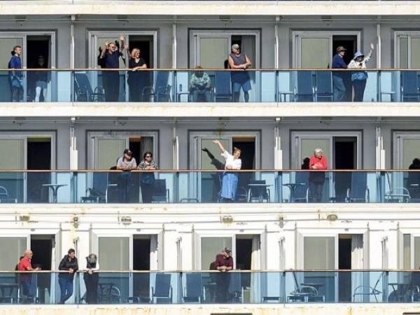 Al final, más de 100 personas que se hallaban en el barco se contagiaron con el coronavirus. Al menos ocho de ellas fallecieron. Foto: AP.