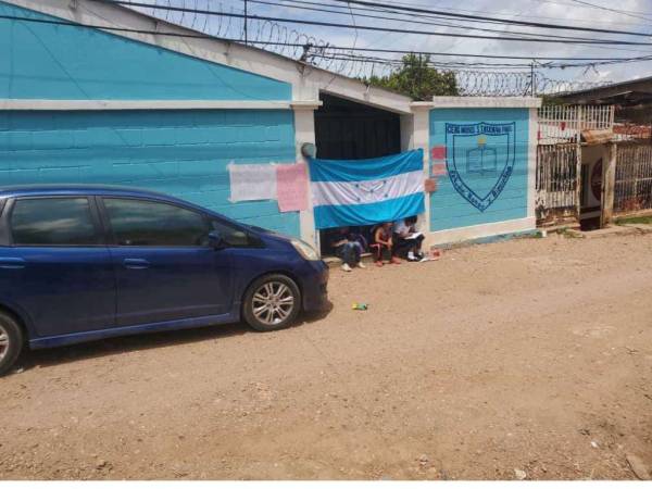 En el Centro de Educación Básica Moisés Starkman de la capital los padres de familia protestaron por que les faltan maestros.