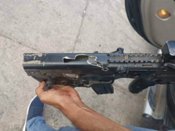 Uno de los disparos impactó en el fusil de uno de los agentes de la Fuerza Nacional Antimaras y Pandillas (FNAMP).