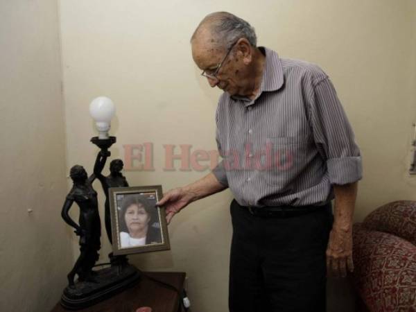 Milton Mateo contemplando la fotografía de su esposa en su casa. (Foto: Emilio Flores/ El Heraldo)