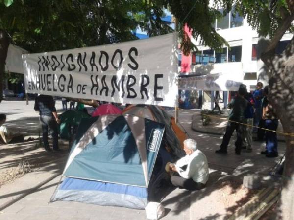 Honduras: Indignados instalan huelga de hambre en la plaza central (Foto: Mario Urrutia).