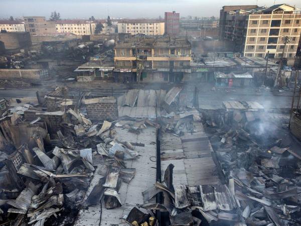 Un camión “cargado de gas explotó, provocando una enorme bola de fuego que se propagó ampliamente”, afirmó en la red social X el portavoz gubernamental Isaac Maigua Mwaura, que dio un balance de tres muertos y 280 heridos.