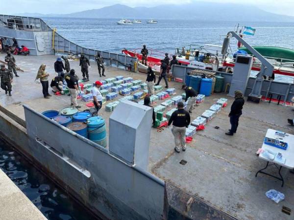 Los fardos de supuesta cocaína fueron trasladados hasta la base Hernán Acosta Mejía de la ciudad capital para darle seguimiento a las investigaciones correspondientes.