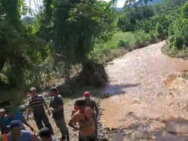 Momento en que los pobladores buscaban al menor desaparecido.