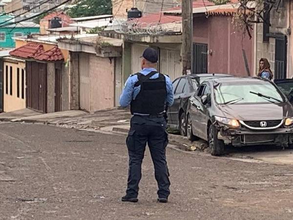 En el automotor con luces encendidas quedaron los cuerpos de dos de los presuntos robacarros, mientras que dos más se dieron a la fuga.