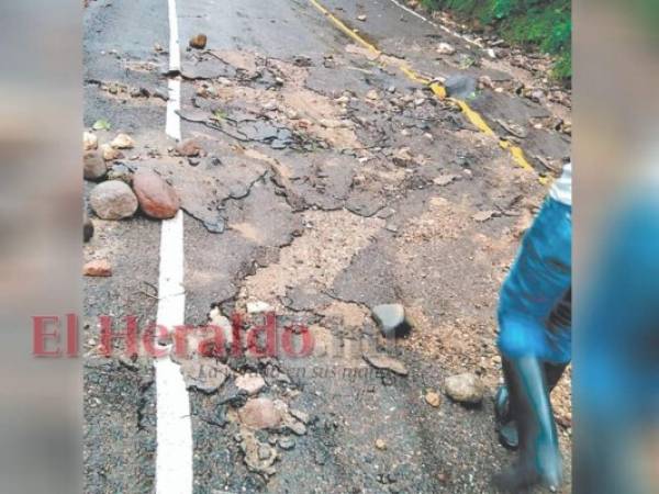 Carreteras de tierra hacia varios municipios de La Paz están intransitables. En El Corpus, zona sur, un rayo dañó campanario de iglesia.